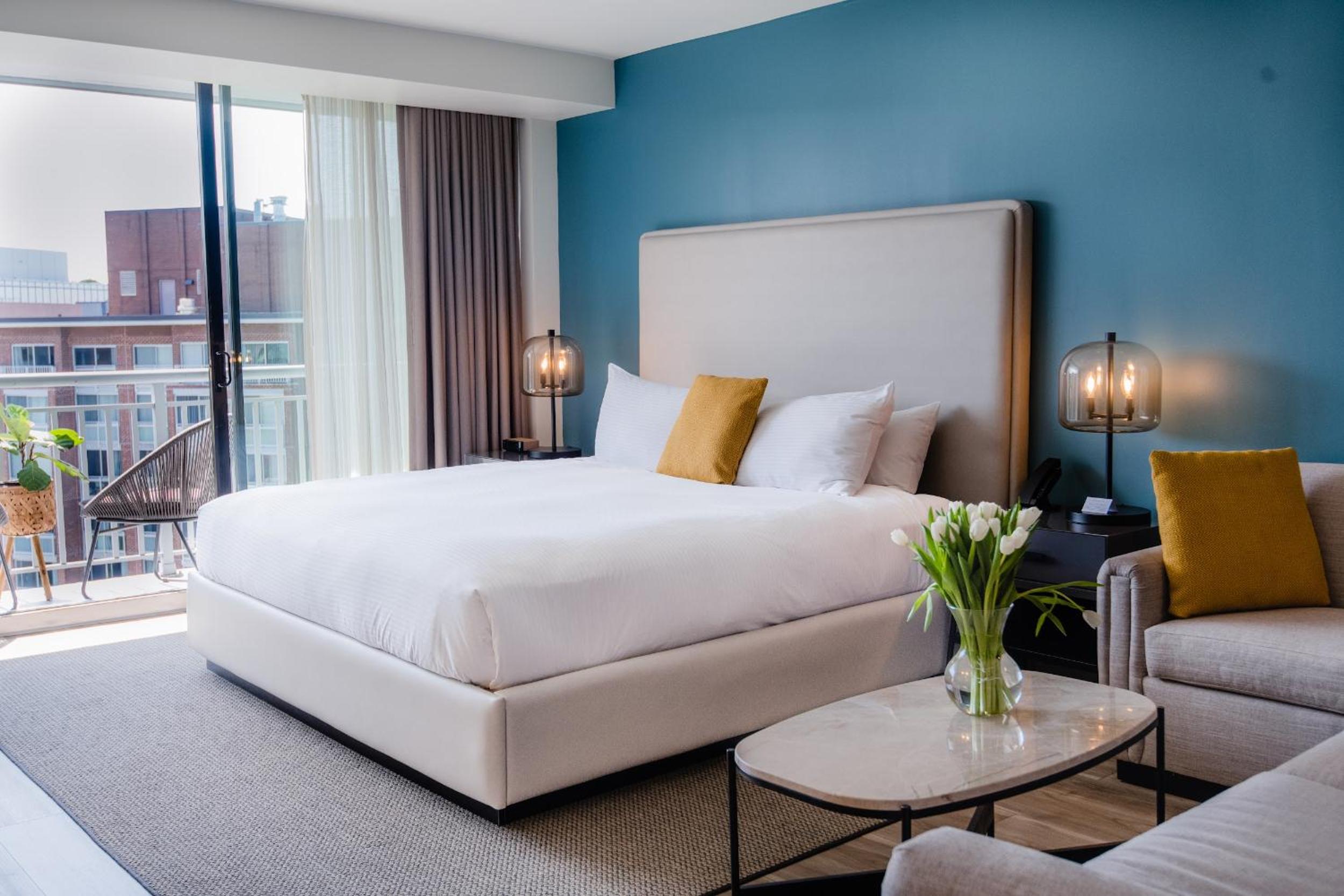 Studio, Suite, King Bed, Sofa, Balcony