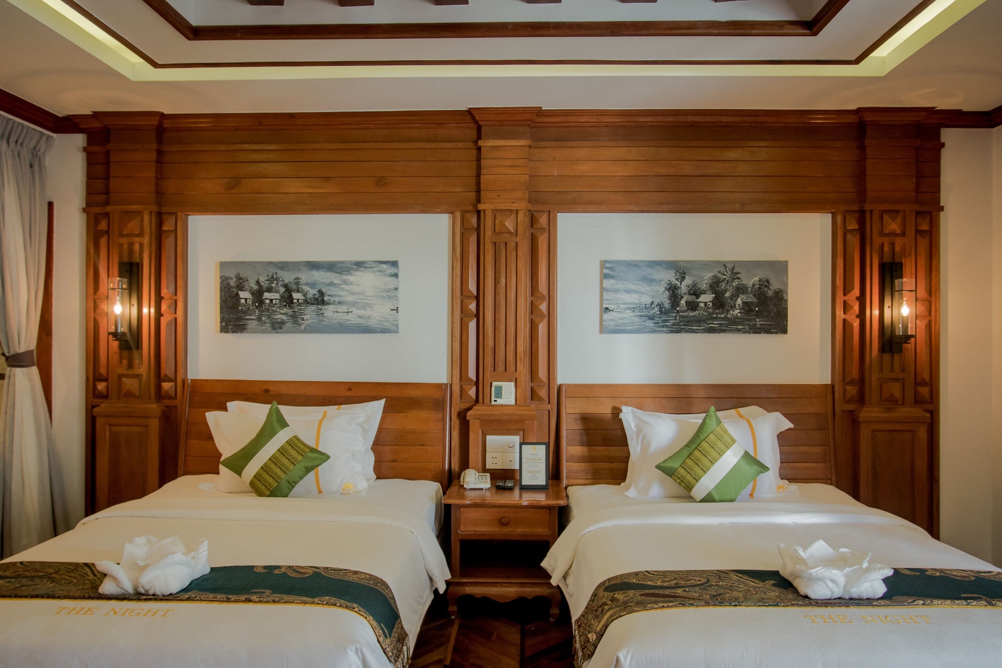 DELUXE, TWIN BEDS