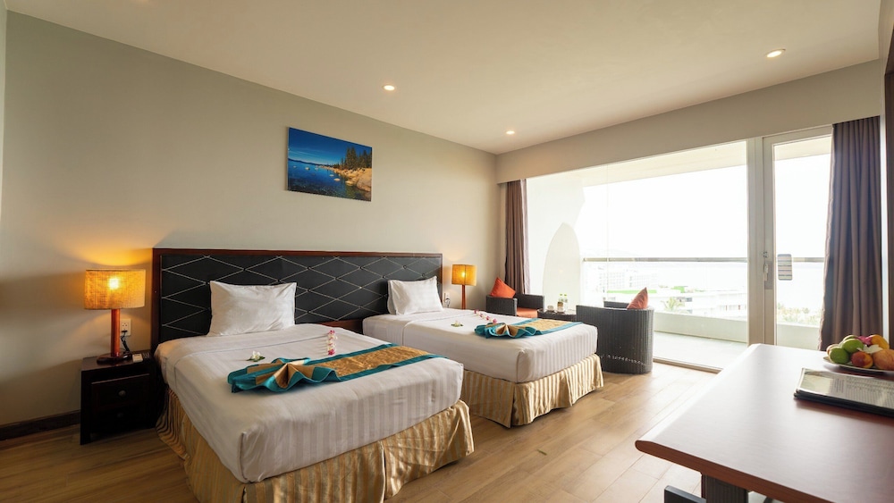 GRAND, DELUXE, OCEAN VIEW