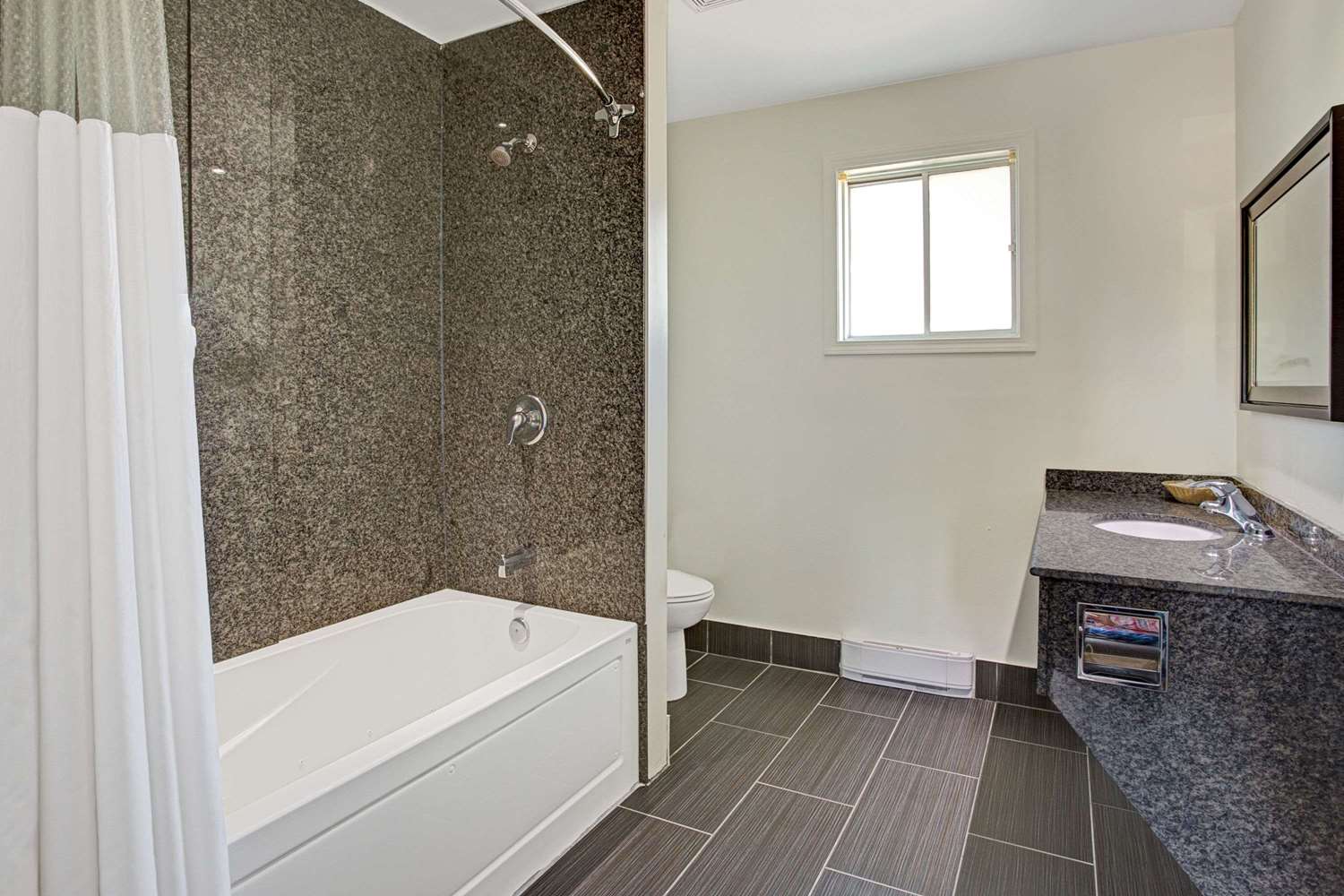 Howard Johnson by Wyndham Gananoque 29/30