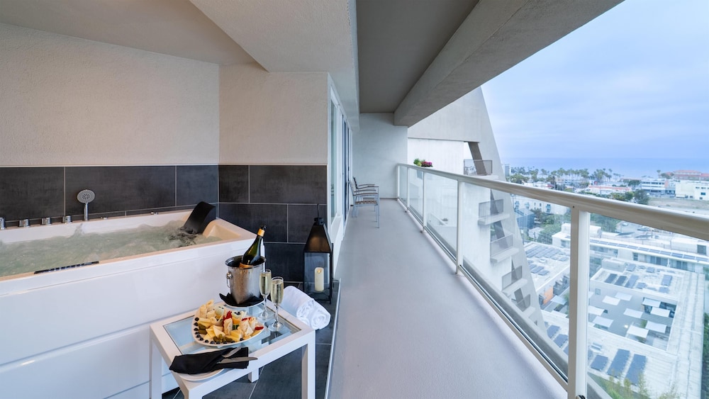 Hyatt Centric Delfina Santa Monica 39/65