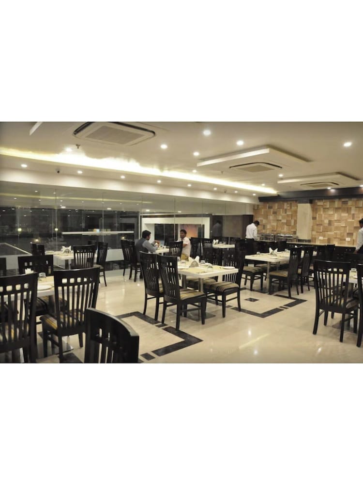 OYO Premium JHV Mall Cantonment 26/30