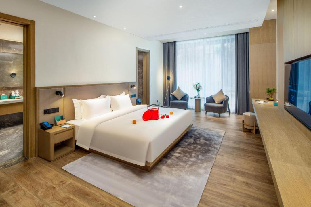 Room, King Bed, Garden View, Smoking