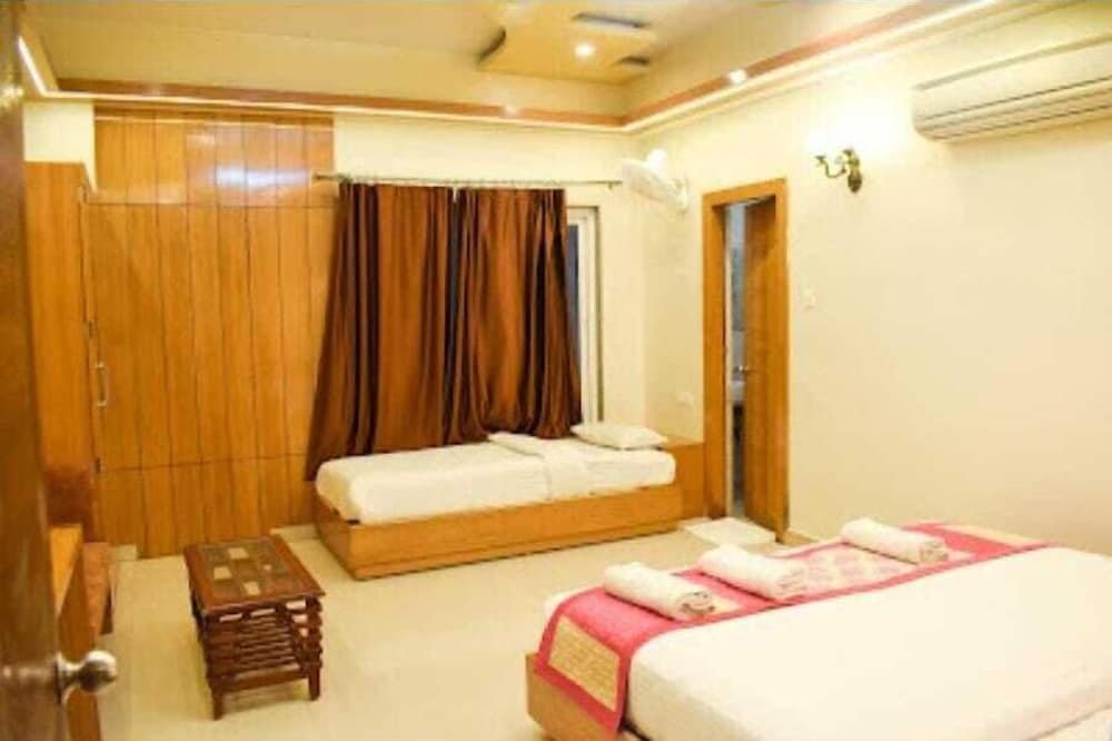 OYO Premium Assi Ghat 7/50