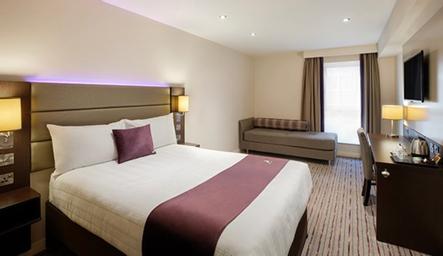 غرفة بسرير مزدوج لذوي الإعاقة