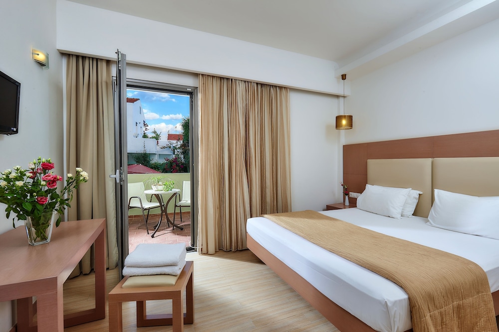 ROOM, DOUBLE OR TWIN BED