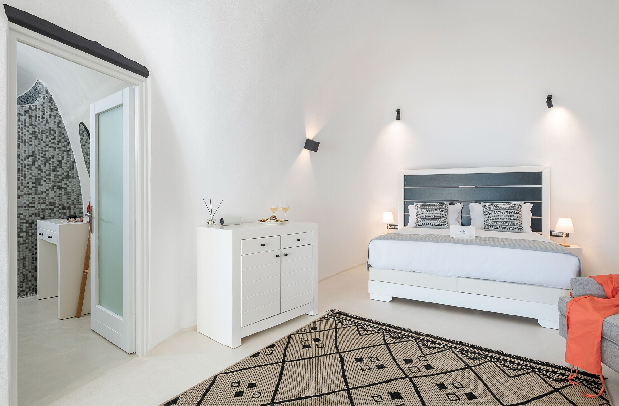 Cave, Suite, Queen Bed, Caldera View, Sofa, Hot Tub