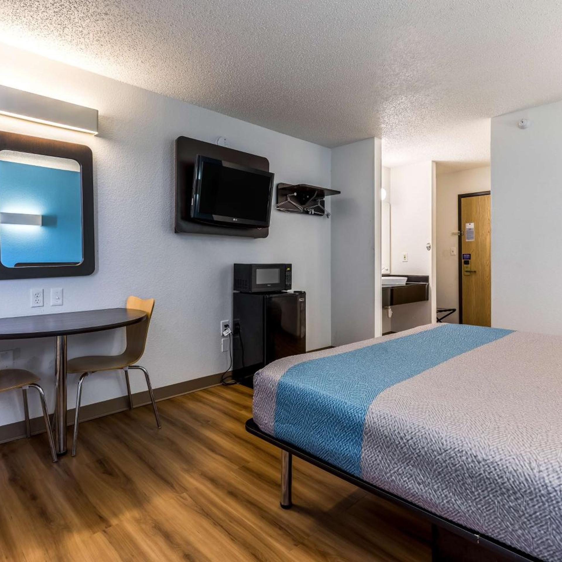 ROOM, QUEEN BED, ACCESSIBLE