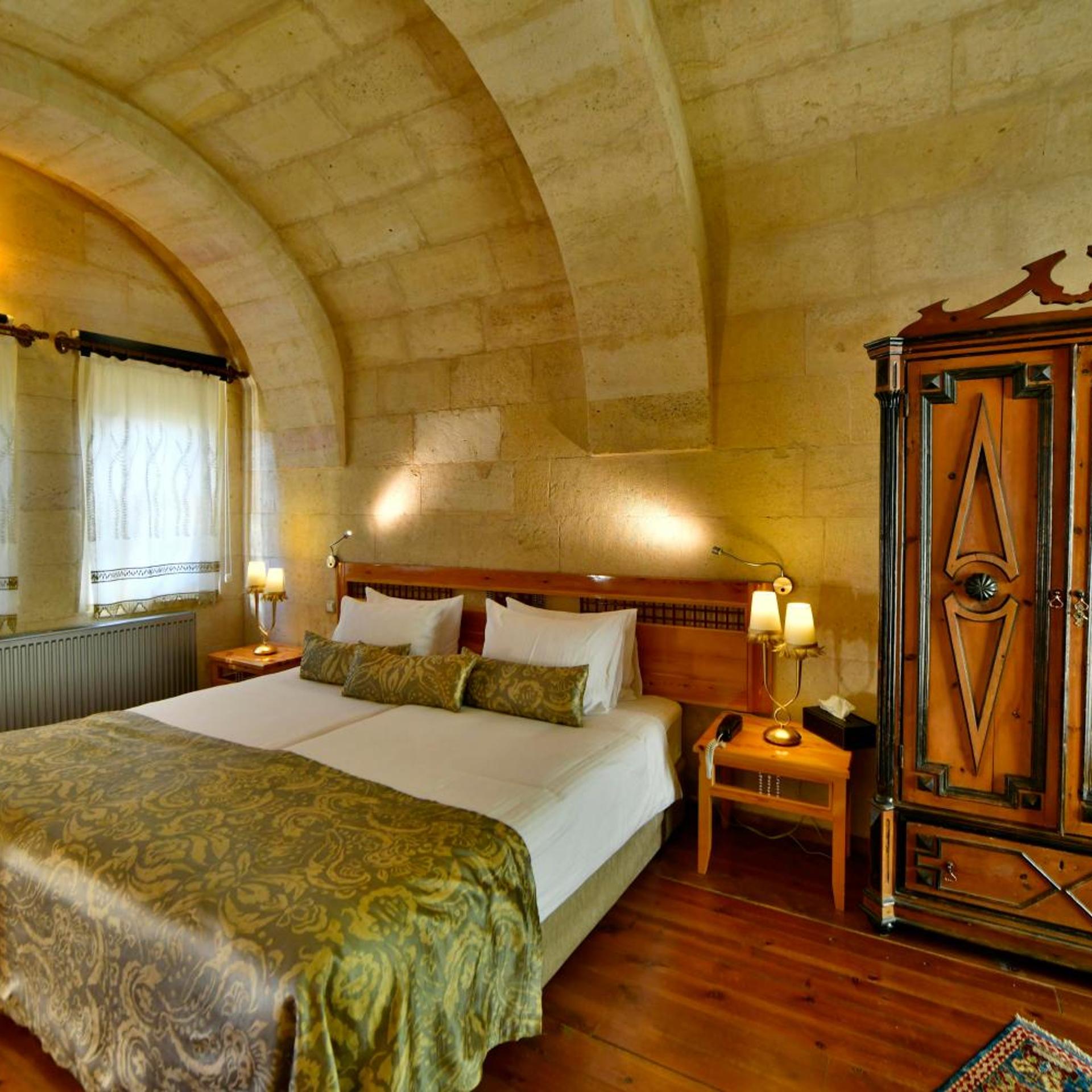 CAVE, SUPERIOR, SUITE