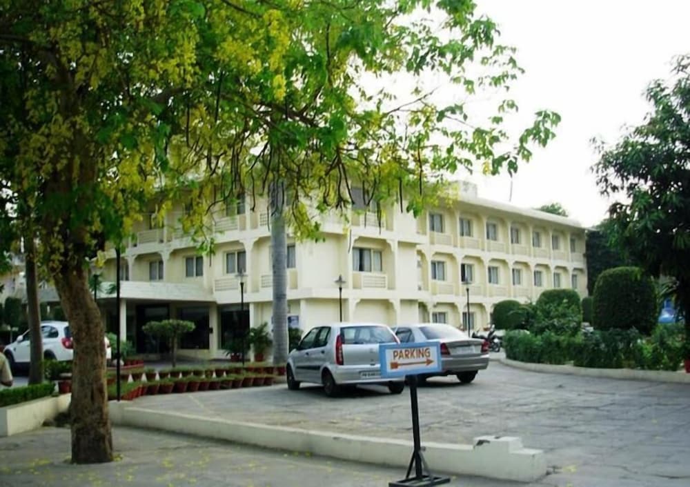 Ritz Plaza 37/50