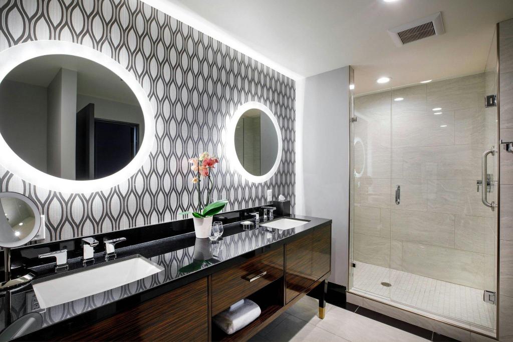 1 Bedroom, Presidential, Suite, King Bed, City View, Hotel Metro 2/4