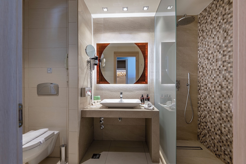 Garden, Twin Beds, Sofa, Patio، Astir Odysseus Kos Resort and Spa 6/8
