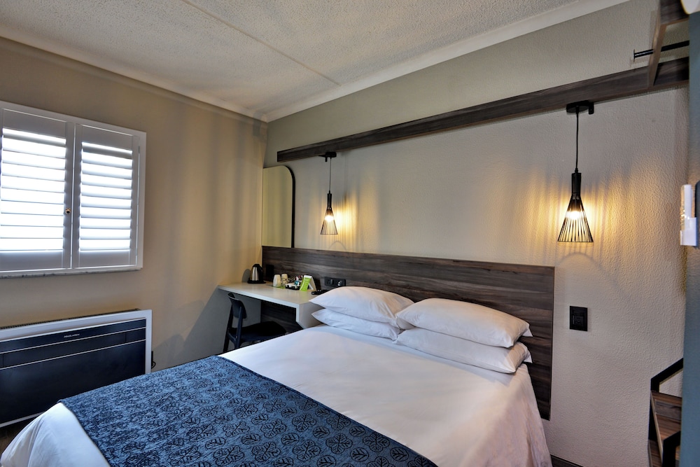 ROOM, DOUBLE BED
