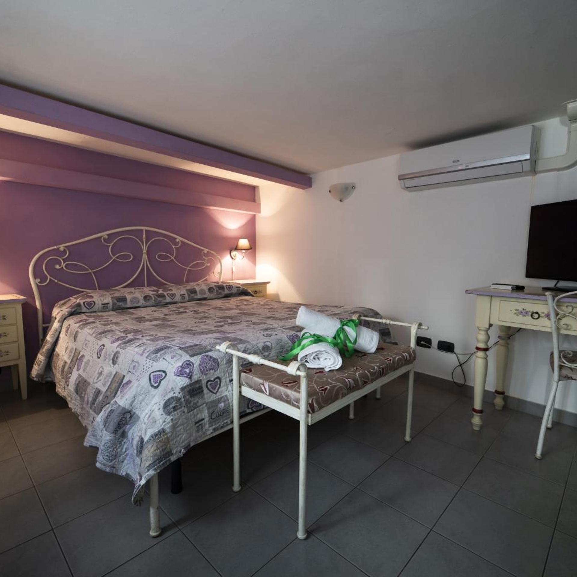 Studio, Attic, Garibaldi 78 2/6