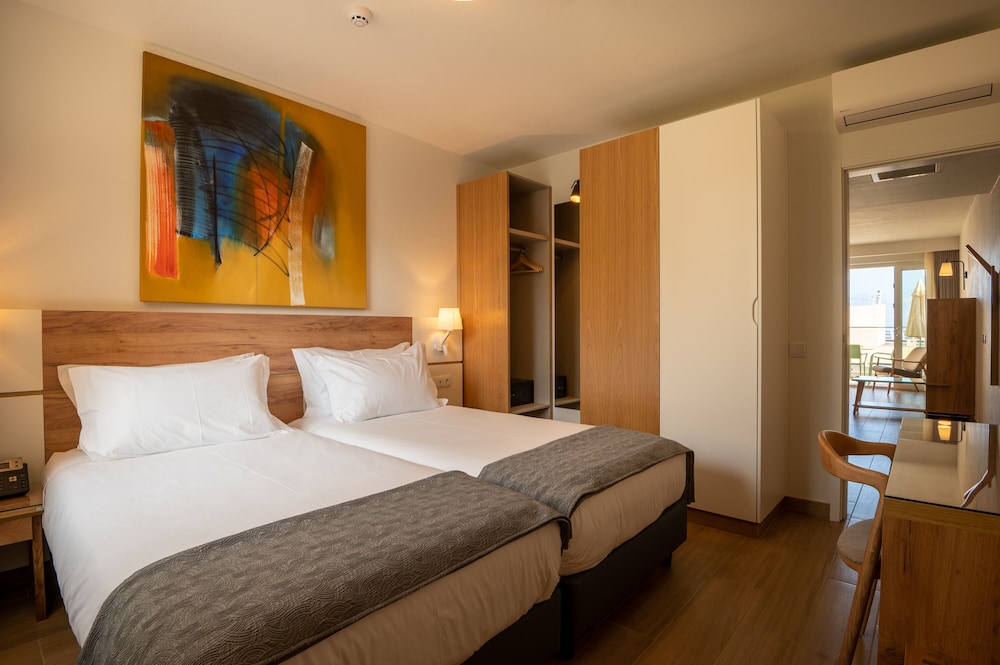 Comfort, Suite, Twin Beds, Pool View, Sofa, Balcony or Terrace, Balcony، Aparthotel Vila Luz 3/5