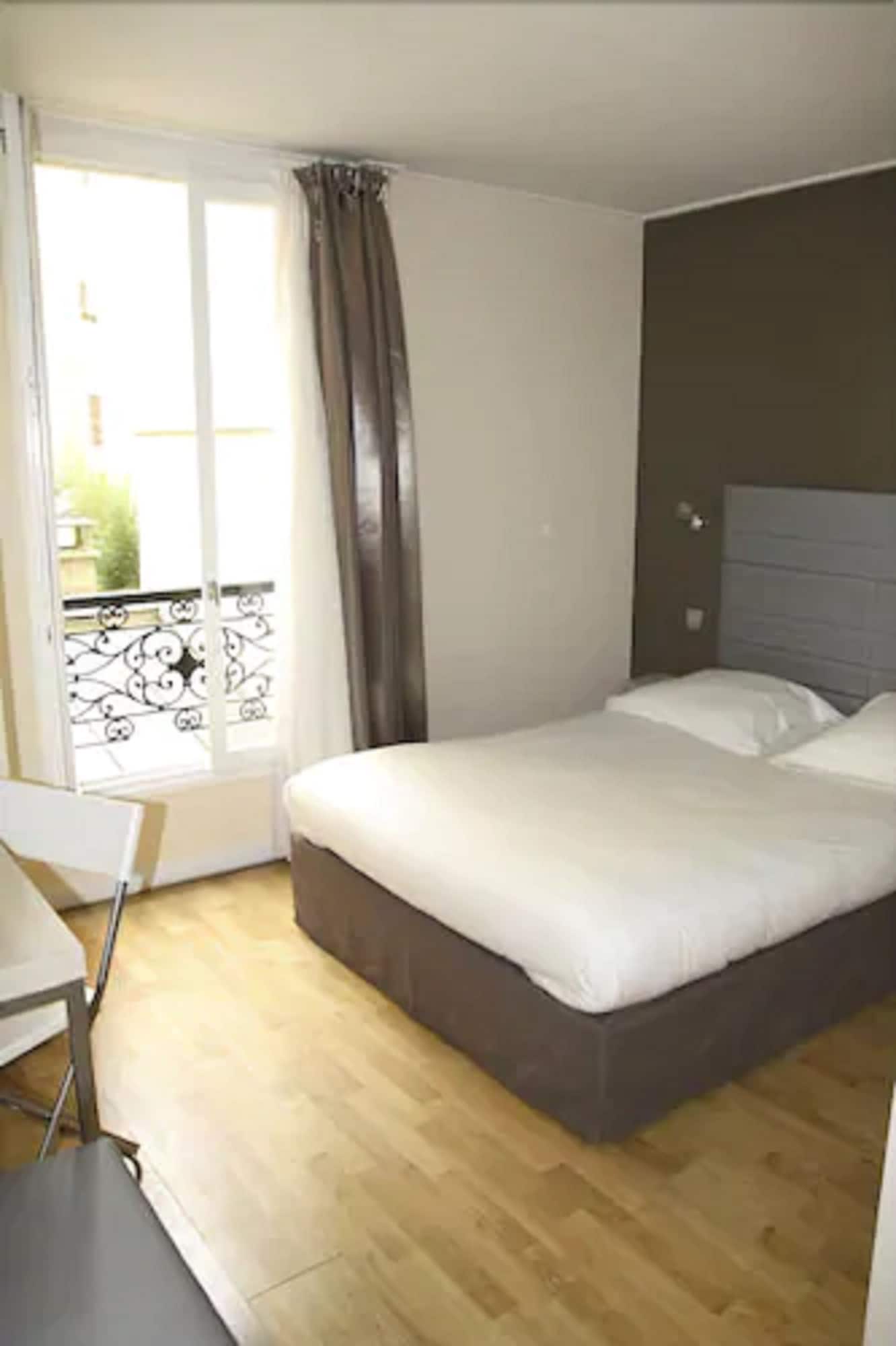 ROOM, SINGLE