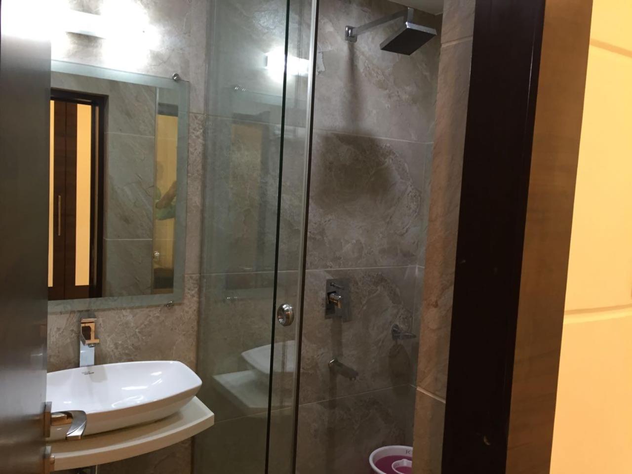 Rezo's Hotel 19/21
