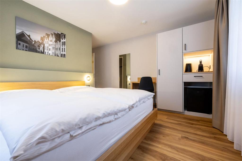 Room, Double Bed