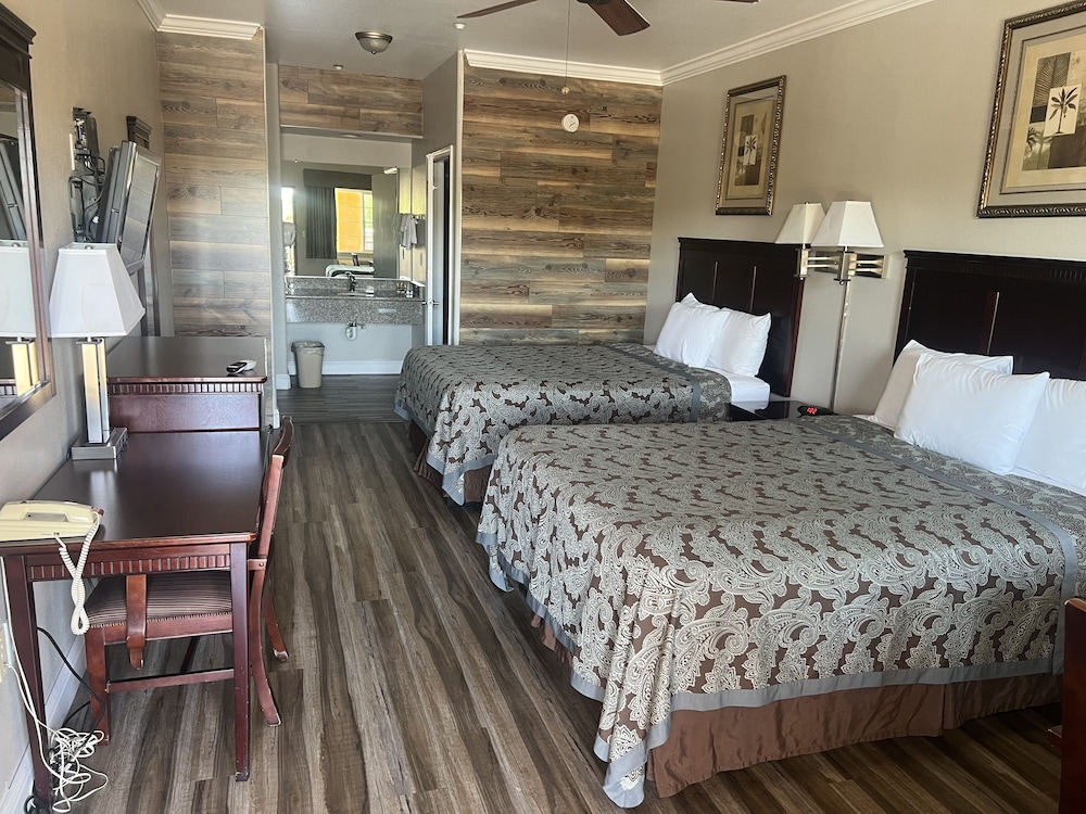 Rodeo Lodge (ex Americas Best Value Inn and Suites-Clovis/Fresno) 21/59
