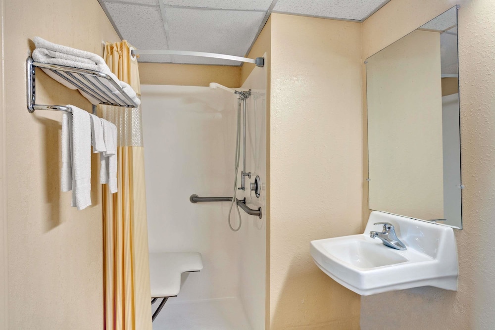 Days Inn By Wyndham Louisville Airport Fair And Expo Center 11/32