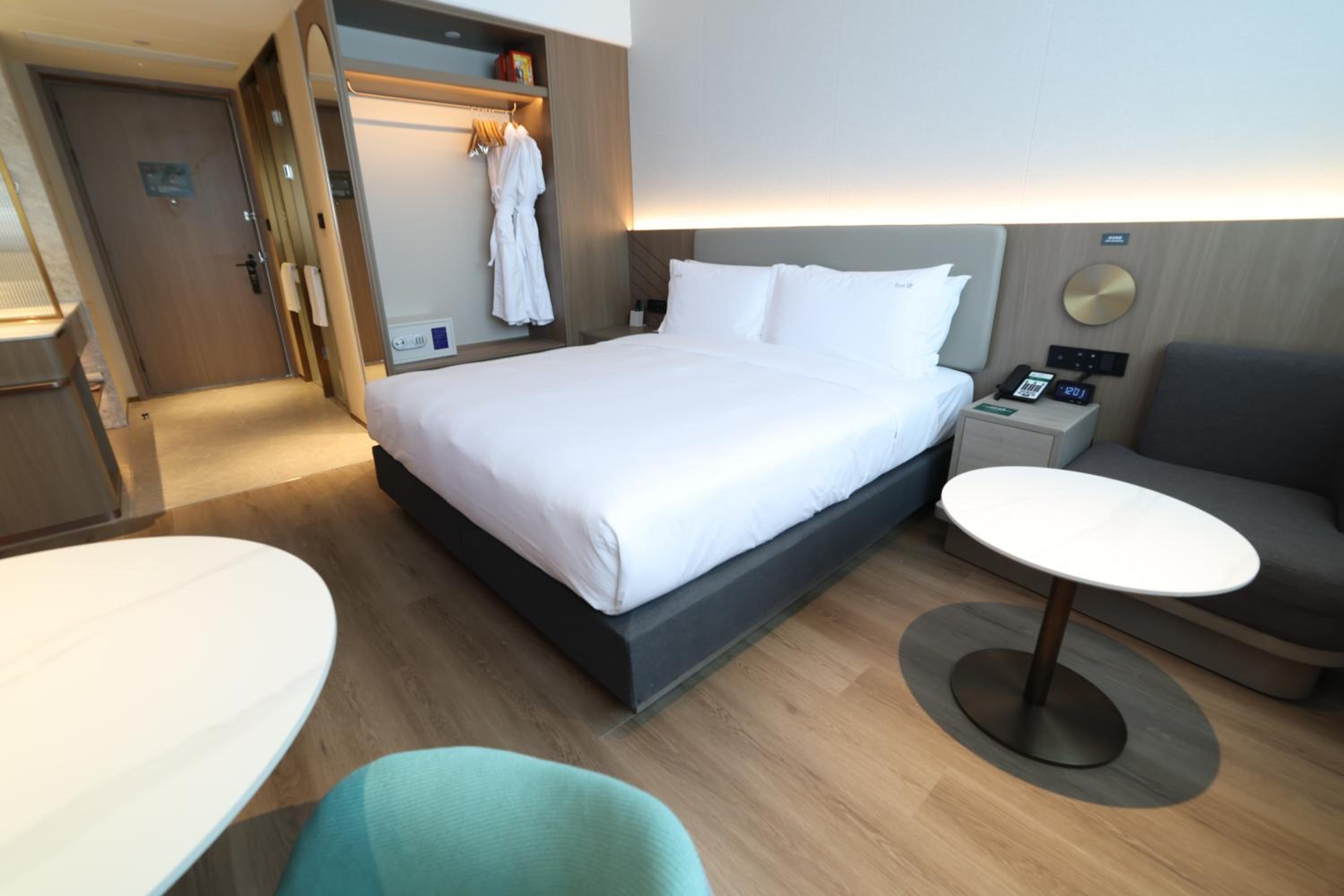 Standard, Single Bed, Holiday Inn Shanghai Jing'an by IHG 9/10