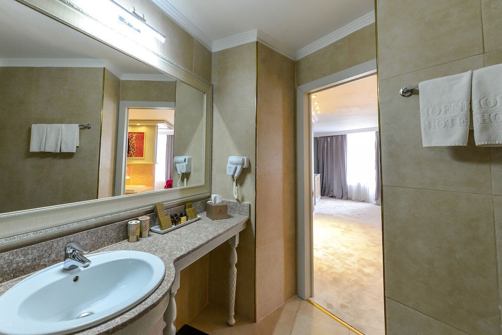 Phoenicia Grand Hotel 72/74