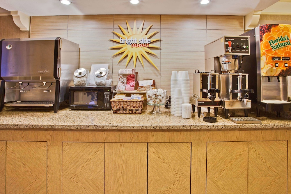 La Quinta Inn by Wyndham Orlando Airport West 32/40