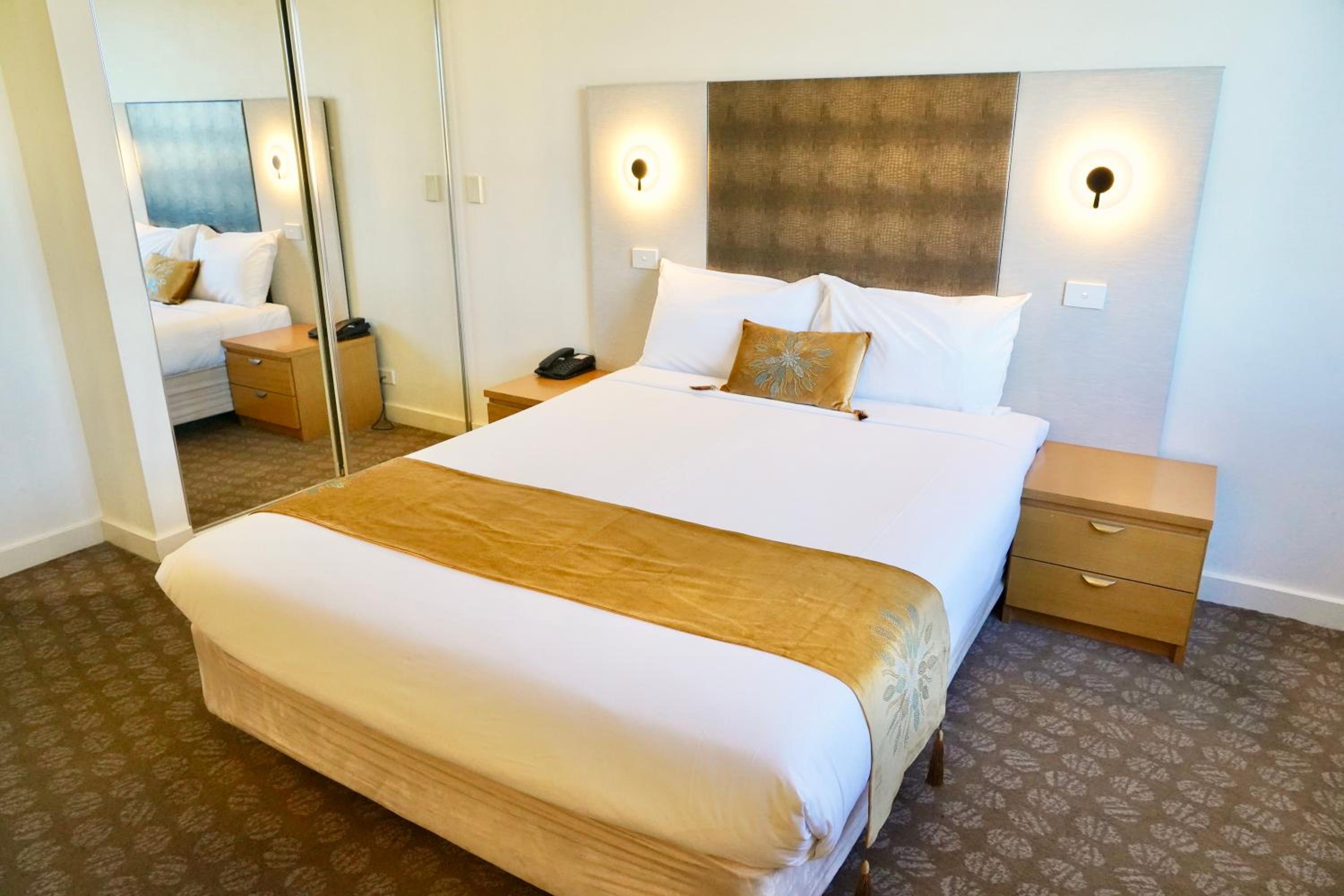 Deluxe, Suite, Golden Pebble Hotel 2/2