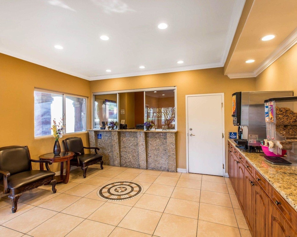 Rodeway Inn and Suites Corona 17/39