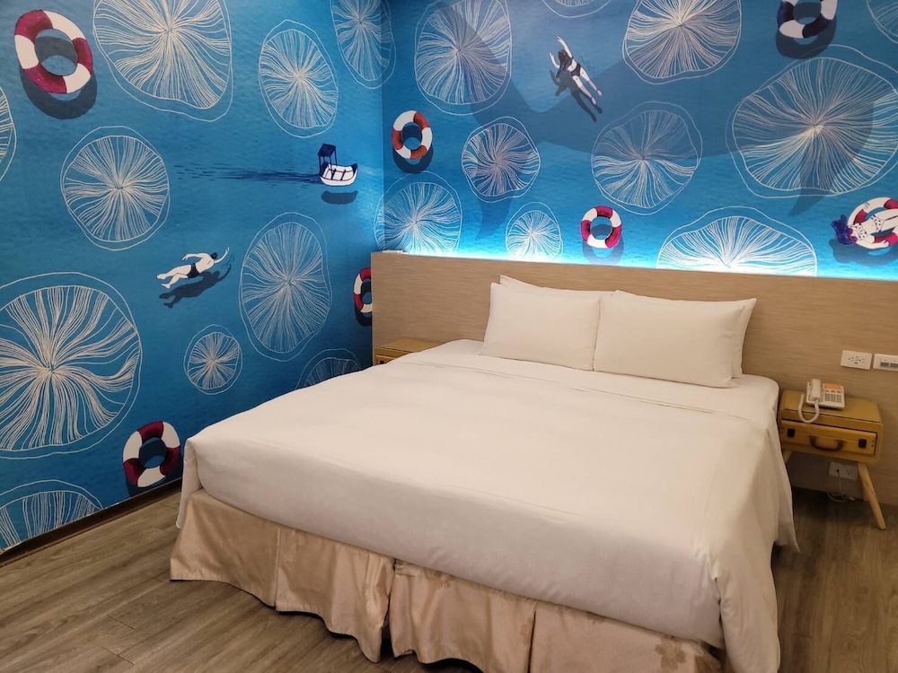 Elite, Queen Bed, Bathtub
