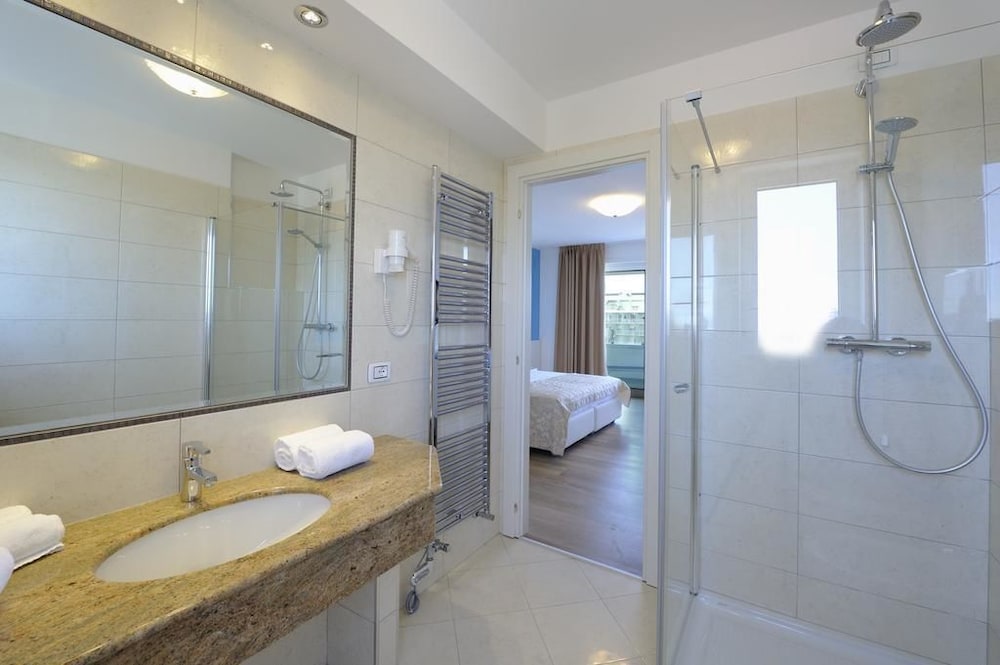 2 BEDROOMS, SUITE