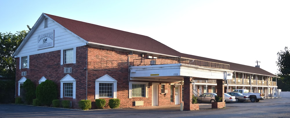 Claremore Motor Inn 4/34