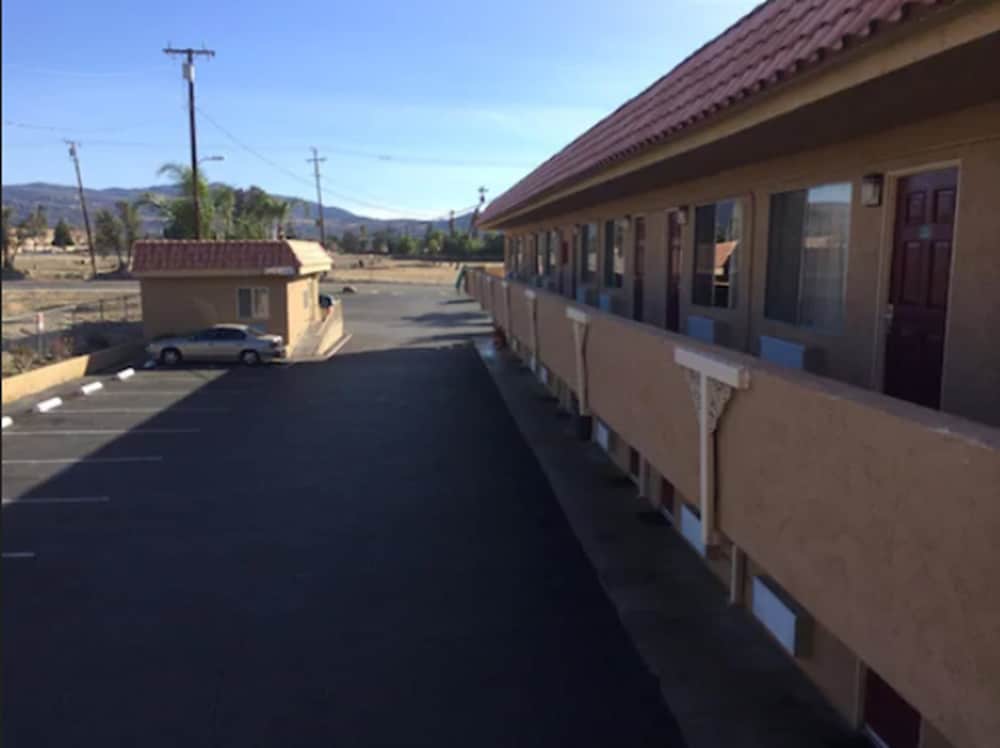 VAGABOND INN HEMET 1/33
