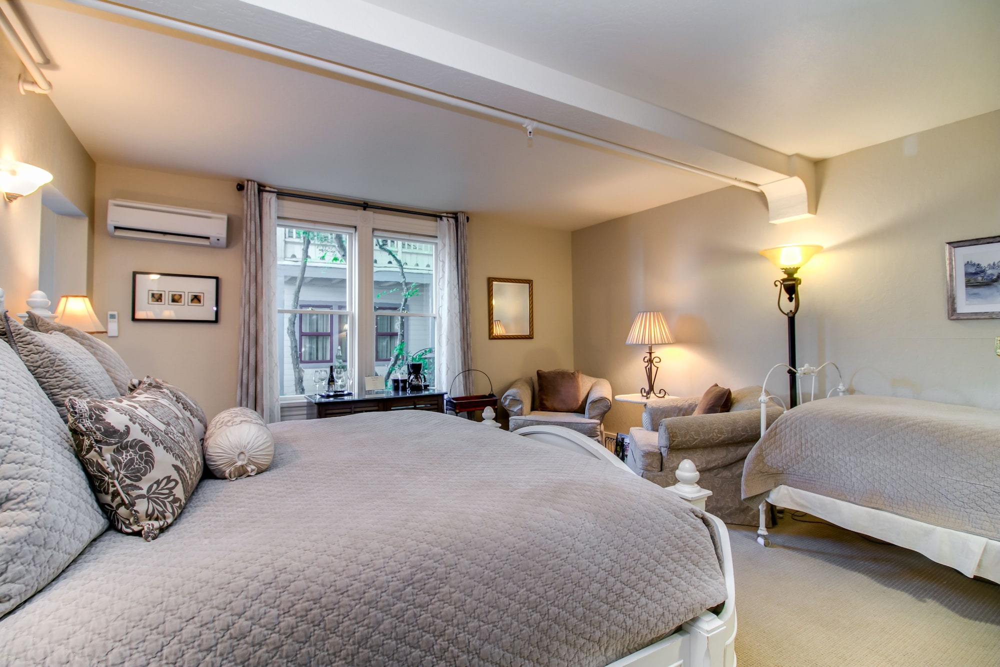 غرفة بسرير كينج، Winchester Inn 3/3
