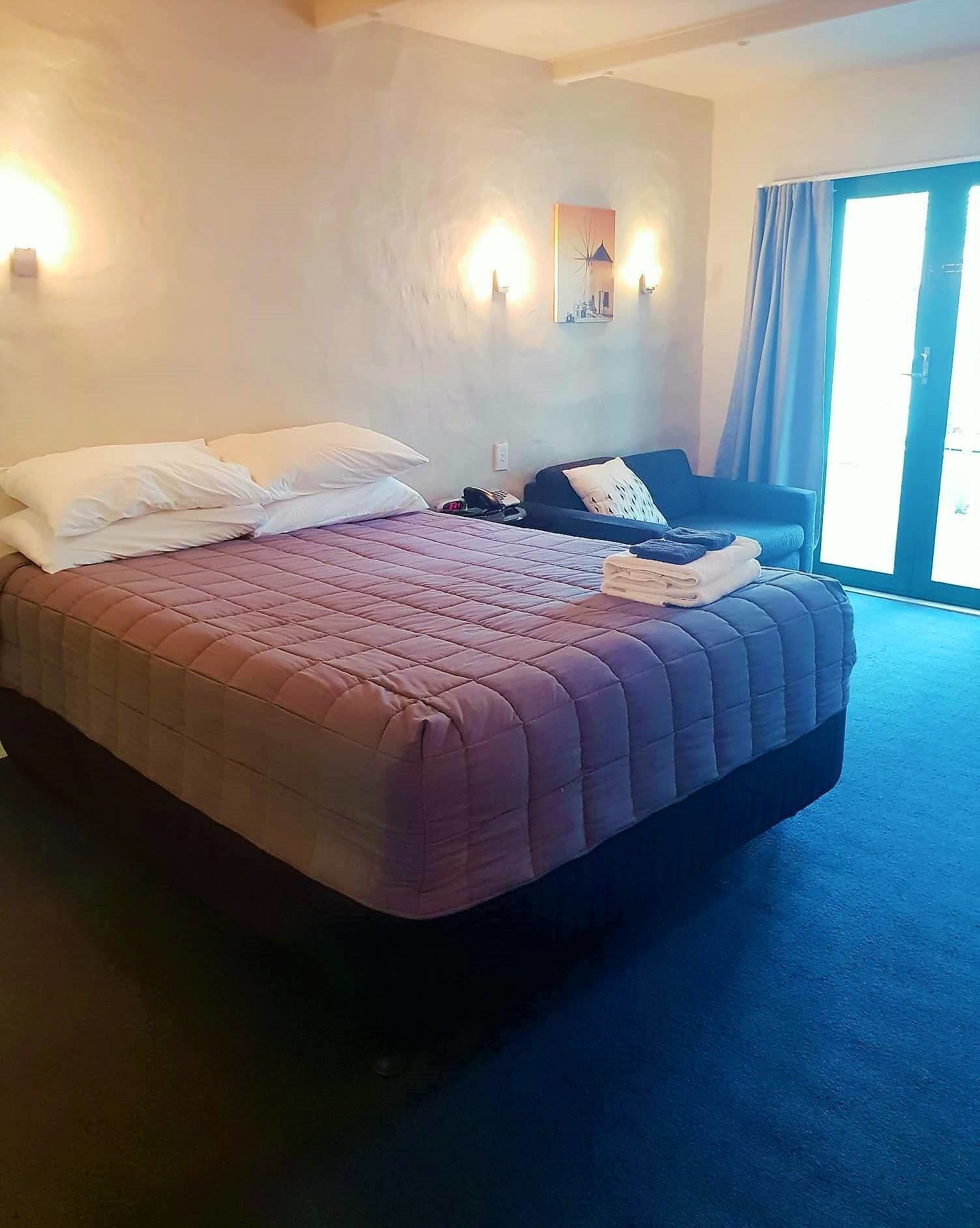 STUDIO, QUEEN BED, KITCHEN
