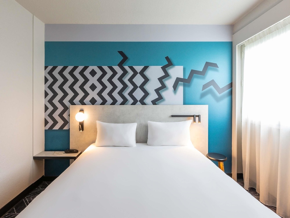 SUPERIOR, QUEEN BED