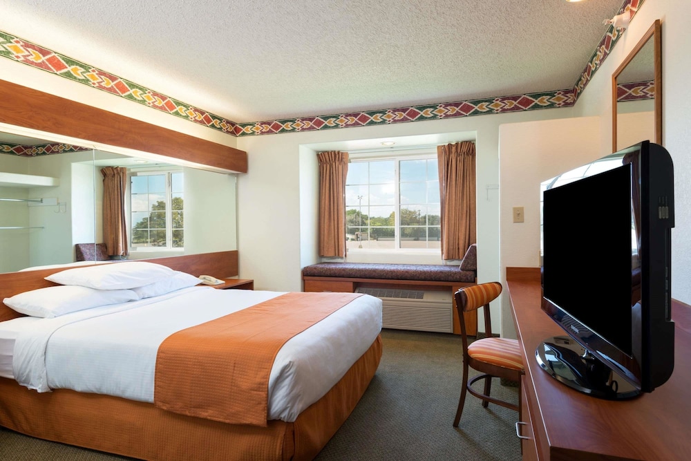 Microtel Inn & Suites by Wyndham Pueblo 13/29