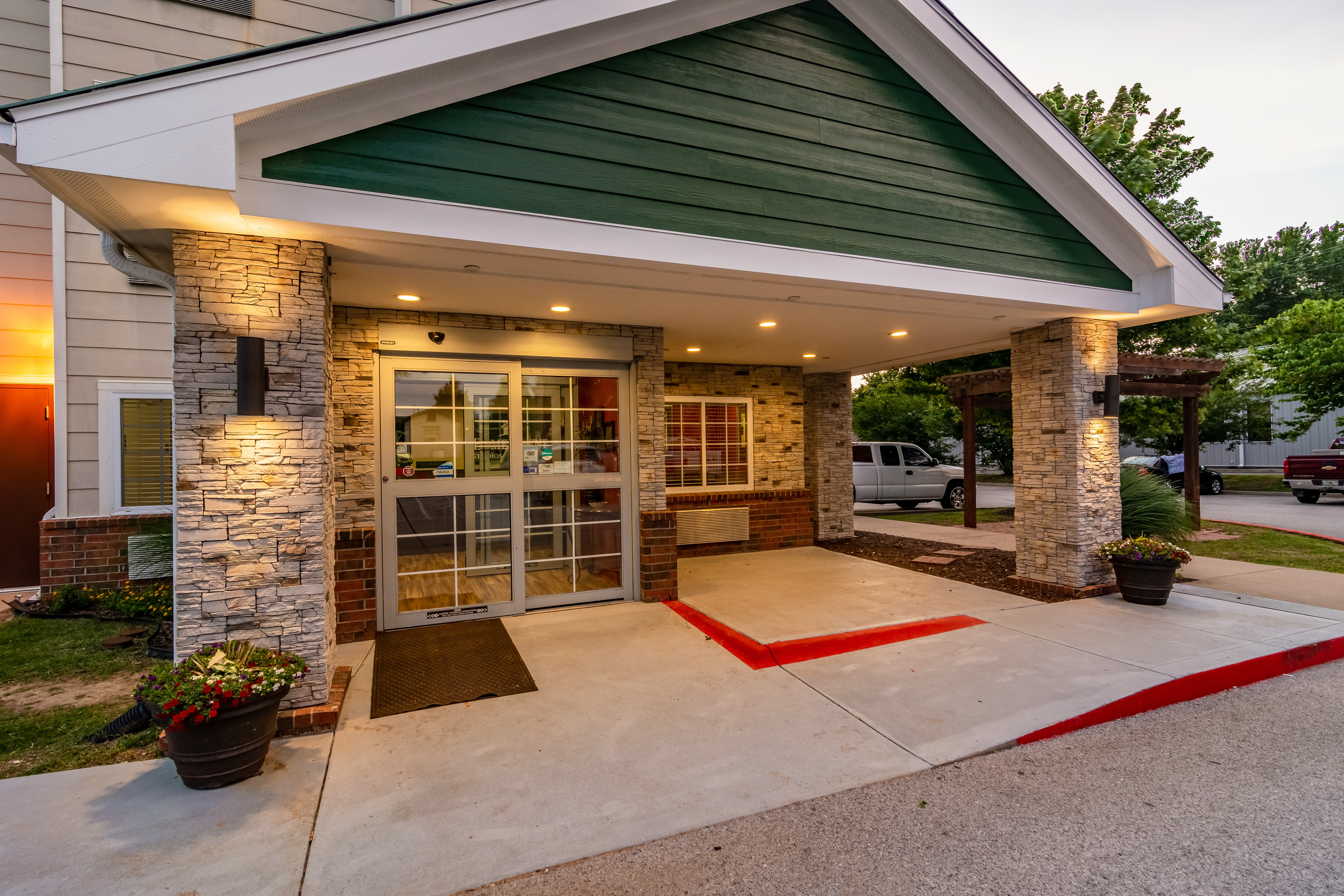 HomeTowne Studios & Suites Bentonville 3/14