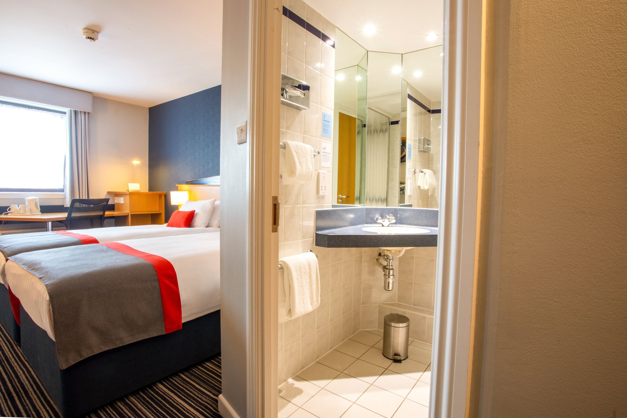 Standard, Twin Beds, Holiday Inn Express Perth 8/8