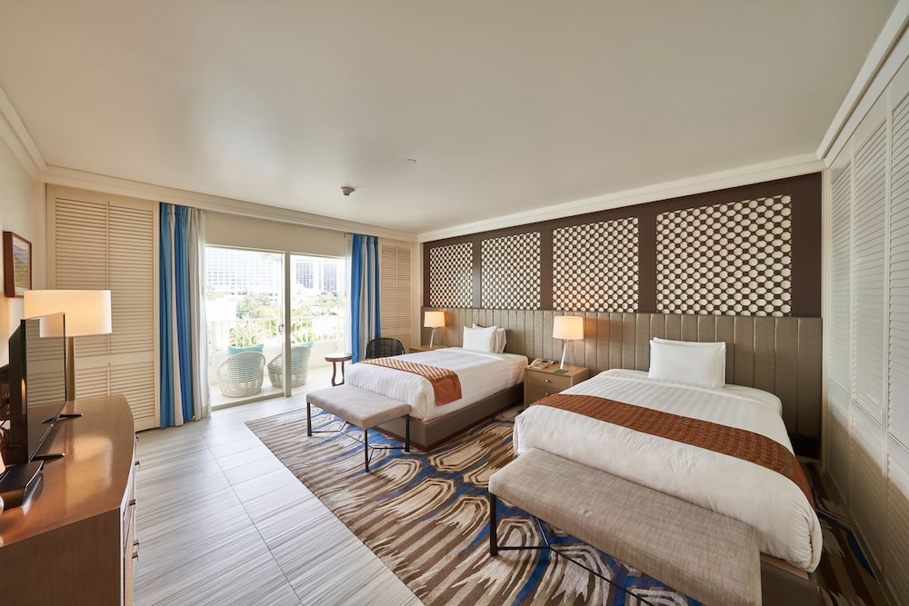 Suite, 2 Double Beds, Pool Side, Club Lounge Access