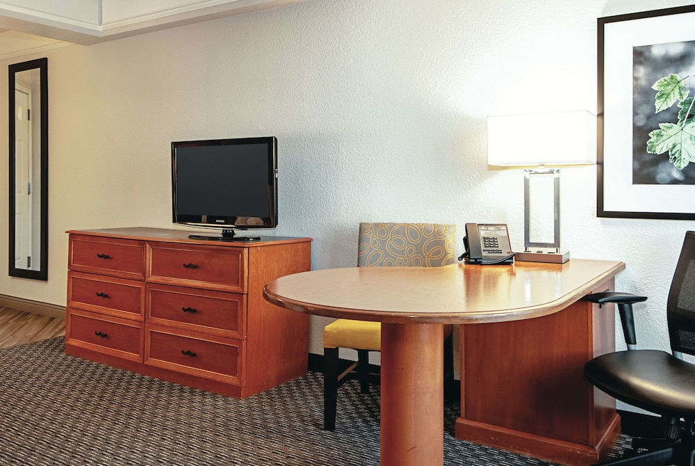 La Quinta Inn & Suites by Wyndham Ontario Airport 43/58