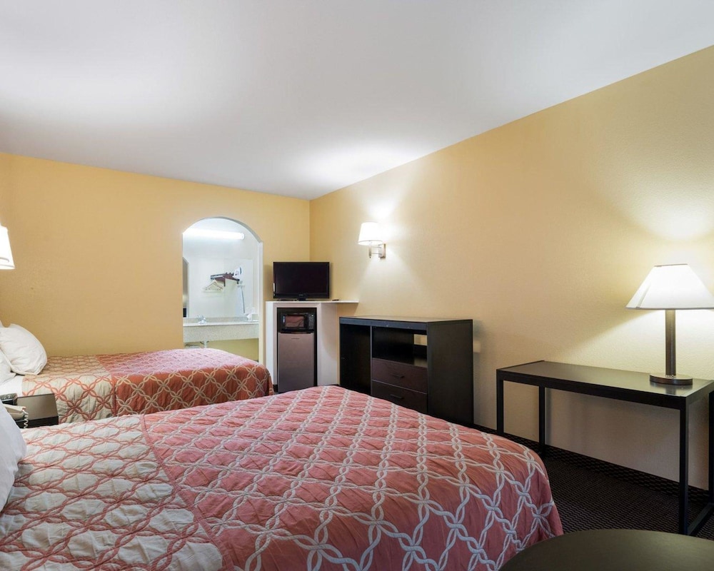 Rodeway Inn & Suites Humble IAH 17/34