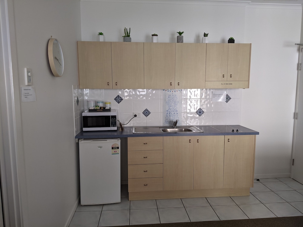 MOORINGS BEACH RESORT 6/77