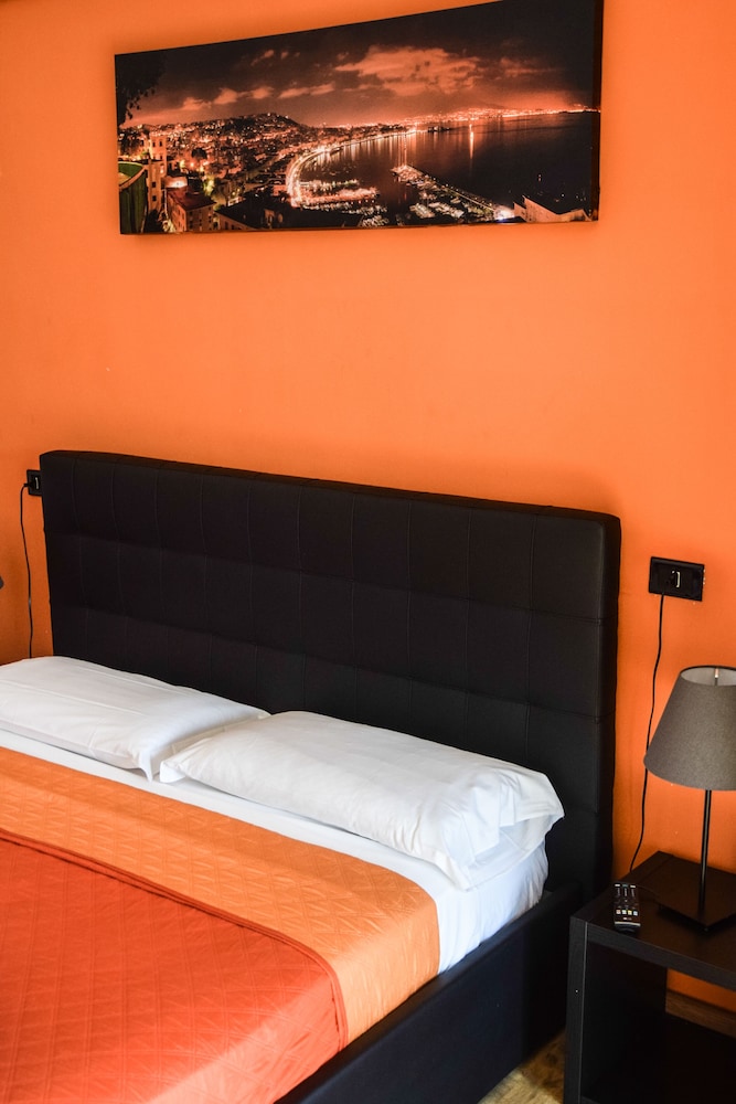 ROOM, DOUBLE OR TWIN BED