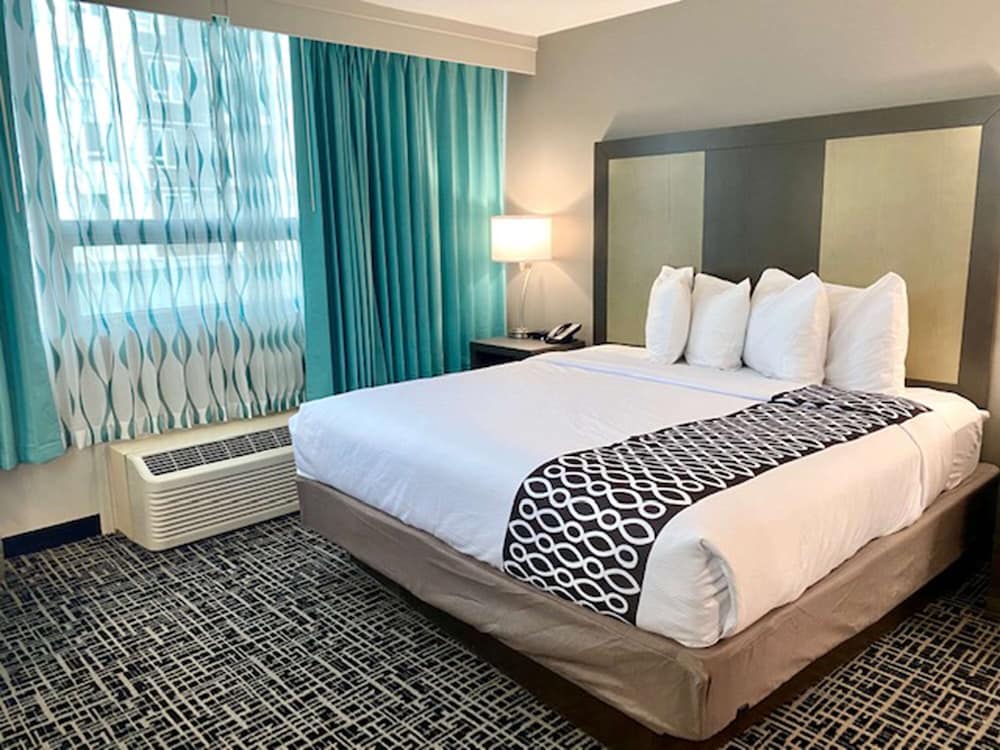 La Quinta Inn and Suites by Wyndham Indianapolis Downtown 13/50