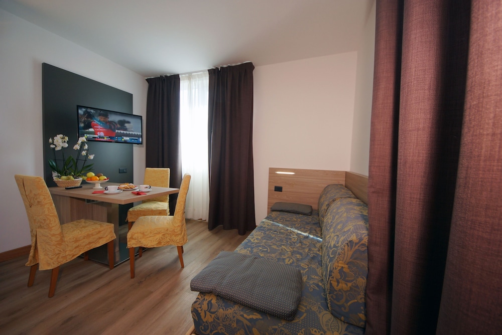 Hotel Ambassador Suite 52/73