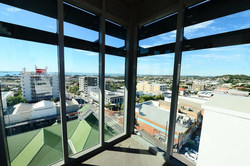 Oaks Gladstone Grand Hotel 32/72
