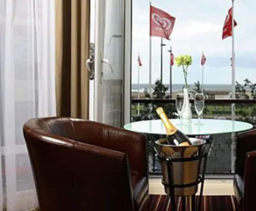 The Prom Hotel 4/50