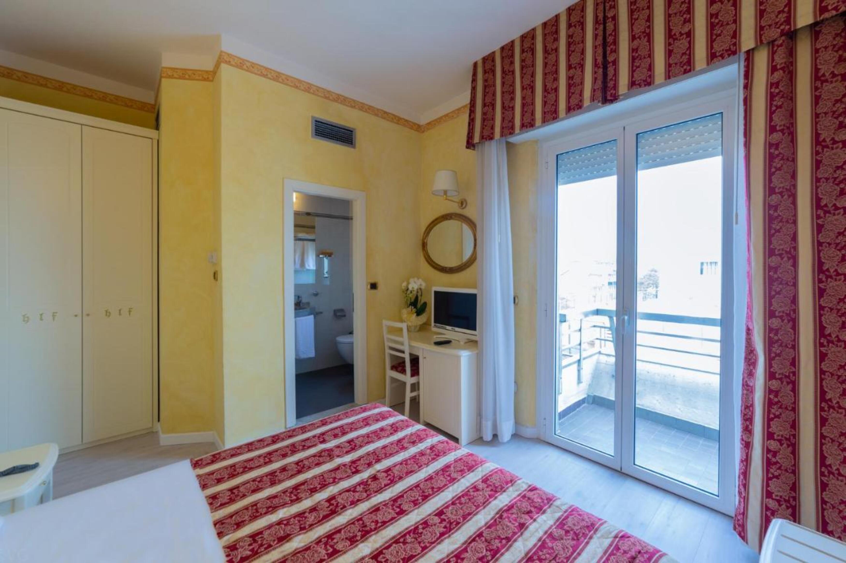 Deluxe, Side Sea View
