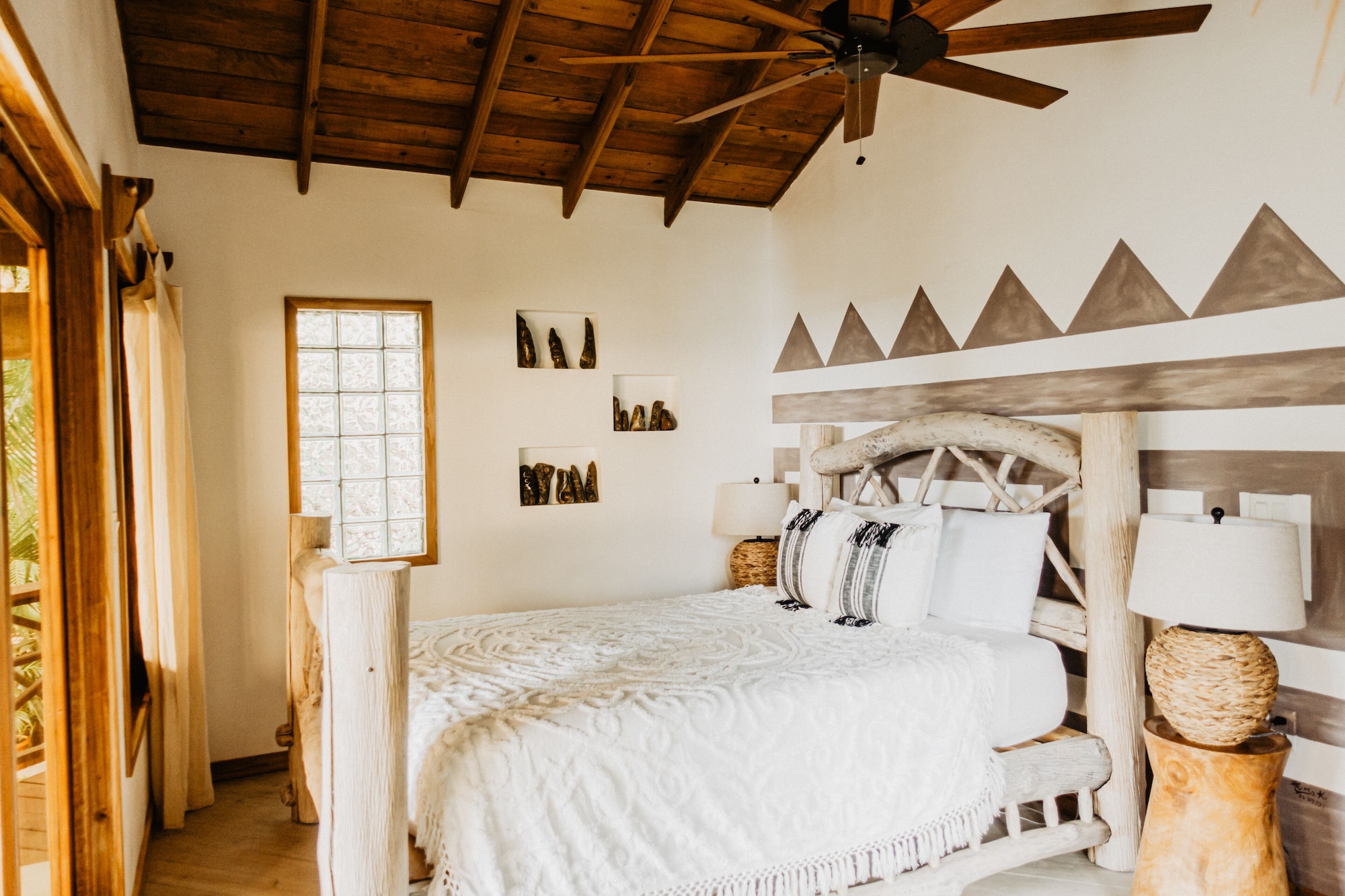 DELUXE, QUEEN BED, SEA VIEW